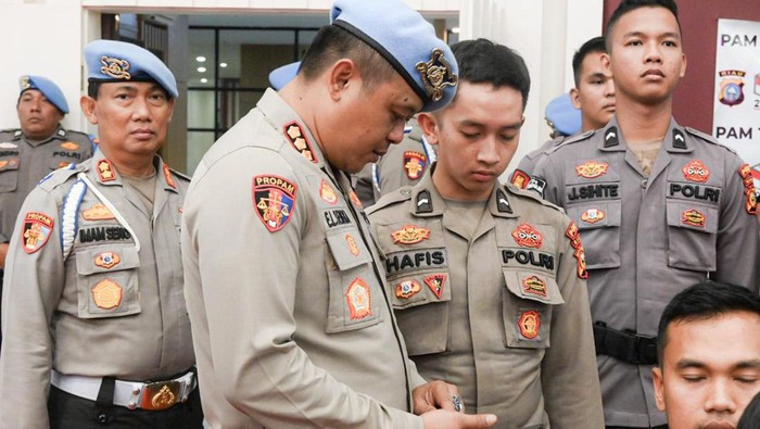 Foto: Kabid Propam Kombes Edwin Louis Sengka saat mengecek Hp personel (Dok Polda Riau)