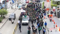 Mereka melakukan long march dari kampus Trisakti.