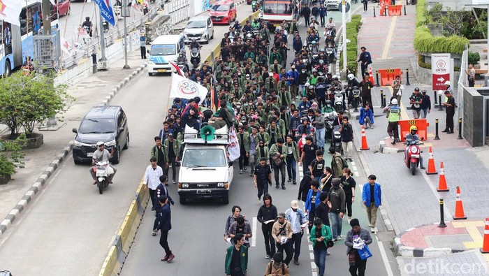 Sehumlah mahasiswa dari berbagai element Universitas melakukan longmarch ke Istana Negara, Jakarta, Rabu (7/2/2024). Para mahasiswa melakukan longmarch dari kampus Trisakti menuju Istana Negara dengan berjalan kaki.