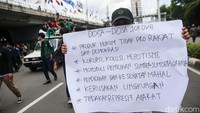 Poster-poster yang dibawa dibentangkan di sepanjang perjalanan menuju Istana Negara.