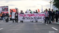 Mahasiswa dari berbagai elemen universitas melakukan longmarch ke Istana Negara, Jakarta, Rabu (7/2/2024).