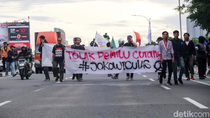 Sehumlah mahasiswa dari berbagai element Universitas melakukan longmarch ke Istana Negara, Jakarta, Rabu (7/2/2024). Para mahasiswa melakukan longmarch dari kampus Trisakti menuju Istana Negara dengan berjalan kaki.