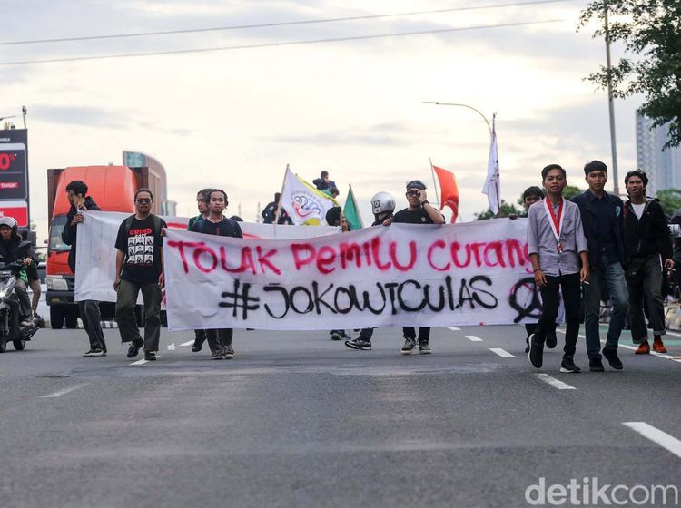 Tolak Pemilu Curang, Mahasiswa Long March ke Istana