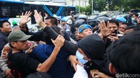Aksi ini sempat memanas. Massa mahasiswa dan polisi sempat dorong-dorongan di depan Istana Negara.