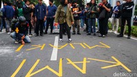 Peserta aksi menyampaikan unek-uneknya lewat tulisan di jalanan kawasan Istana Negara.