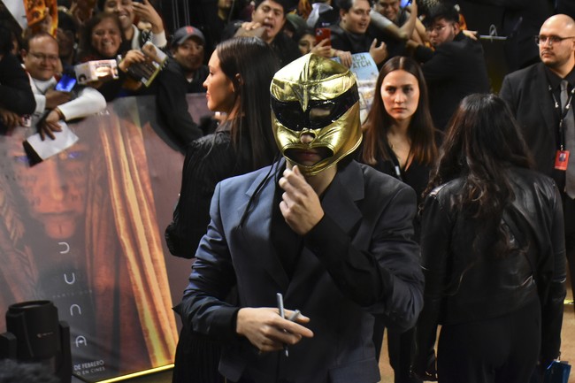 Timothee Chalamet menghadiri pemutaran perdana film ‘Dune: Part Two’ yang digelar di Mexico City, Meksiko, Selasa (6/2/2024). Biasa bersolek stylish, ia memberi sentuhan berbeda pada gayanya kali ini. (Foto: Carlos Tischler/ Eyepix Group/Future Publishing via Getty Images)