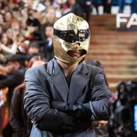 Daily Mail mengabarkan, kekasih Kylie Jenner ini mengejutkan para fansnya saat tiba dengan wajah tertutup topeng emas. Ia disebut memberi penghormatan bagi ‘lucha libre’, seni gulat khas Meksiko. (Foto: Angel Delgado/Getty Images)