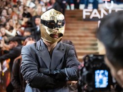 Foto: Gaya Nyentrik Timothee Chalamet Bertopeng Emas di Premier Dune 2