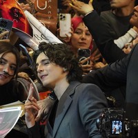 Jas digulung sehingga mengekspos lengan panjang kemeja. Aktor 28 tahun itu kemudian menyempurnakan gayanya dengan sabuk bertumpuk. (Foto: AP Photo/Marco Ugarte)