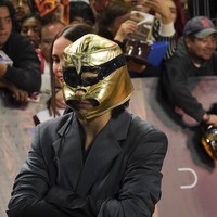 Pada 2020 lalu, Timothee pernah mengungkapkan dirinya sebagai penggemar berat WWE (World Wrestling Entertainment). Maka tak mengherankan bila pegulat meksiko menjadi inspirasi gayanya. (Foto: AP Photo/Marco Ugarte)