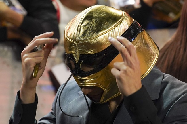 Adapun setelan stylish yang dipakainya keluaran Prada. Kemeja hitam berkerah V dibungkus jas abu-abu berpotongan minimalis dan celana senada. (Foto: AP Photo/Marco Ugarte)