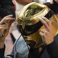 Adapun setelan stylish yang dipakainya keluaran Prada. Kemeja hitam berkerah V dibungkus jas abu-abu berpotongan minimalis dan celana senada. (Foto: AP Photo/Marco Ugarte)