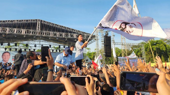 Gibran saat kibarkan bendera Projo di Deli Serdang