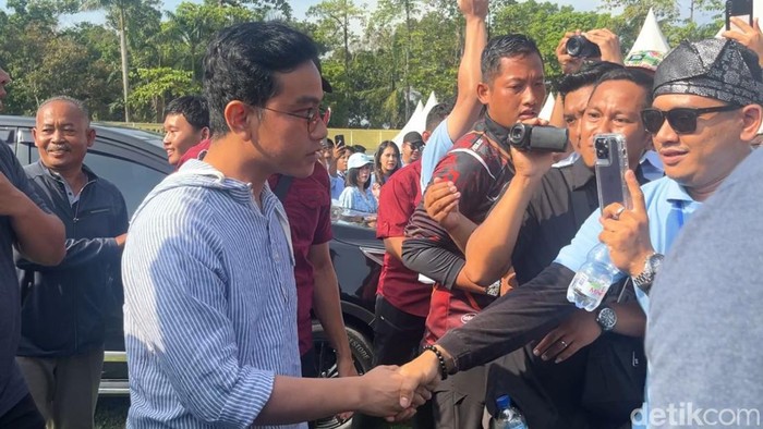 Gibran saat tiba di Stadion Baharoeddin Siregar. (Foto: Ahsanul Hikmah/detikSumut).
