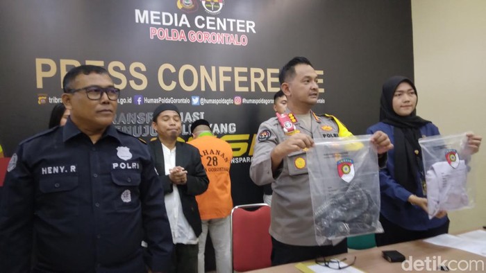 Oknum guru honorer berinisial MAL (27) di Kota Gorontalo, ditangkap polisi gegara mencabuli tiga siswanya.