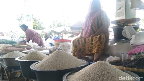 Penjual beras di pasar Amahami, Kota Bima, NTB, Rabu, (7/2/2024). (Dok. Rafiin/detikBali)