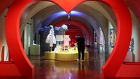 Pameran Cute mengeksplorasi kejenakaan dalam segala bentuk budaya kontemporer, termasuk seni, musik, fesyen, video game, dan media sosial.