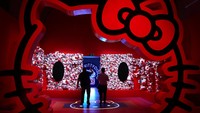 Karyawan memeriksa instalasi yang merupakan bagian dari Cute, sebuah pameran yang menampilkan sosok Hello Kitty, di Somerset House di London, Inggris, Senin (5/1/2024).