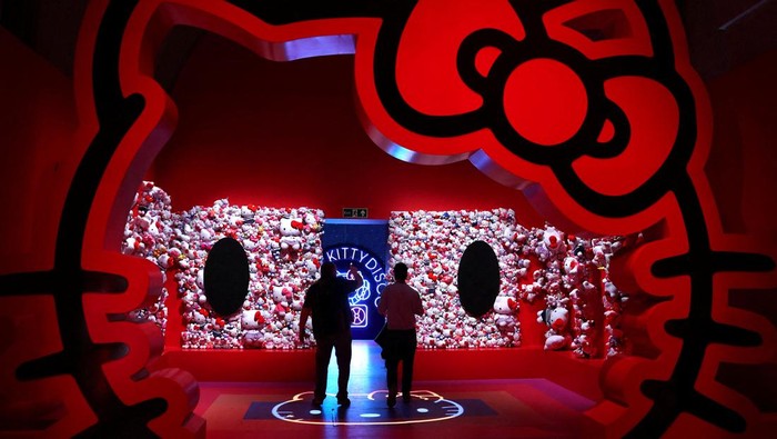Hello Kitty Rayakan Ulang Tahun Ke-50! Employees inspect an installation that forms part of 'Cute', an exhibition which incorporates the Hello Kitty figure, whilst exploring the idea of cuteness in contemporary culture, at Somerset House in London, Britain, February 5, 2024. REUTERS/Toby Melville TPX IMAGES OF THE DAY
