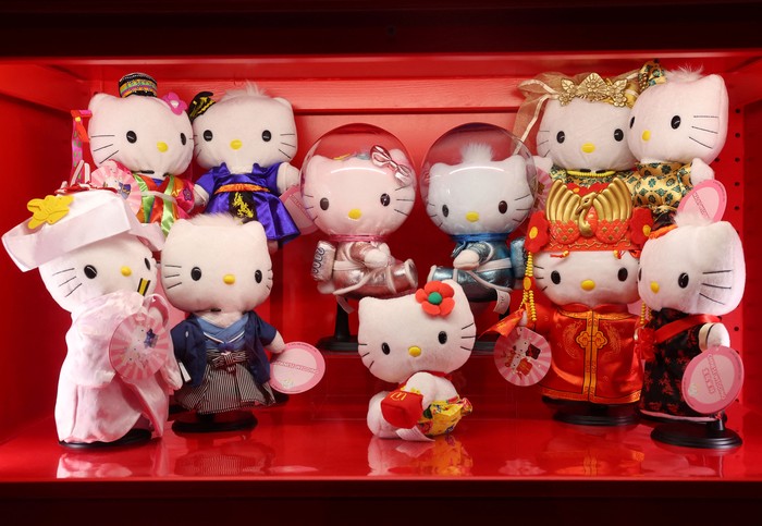 Hello Kitty Rayakan Ulang Tahun Ke-50! Employees inspect an installation that forms part of Cute, an exhibition which incorporates the Hello Kitty figure, whilst exploring the idea of cuteness in contemporary culture, at Somerset House in London, Britain, February 5, 2024. REUTERS/Toby Melville TPX IMAGES OF THE DAY