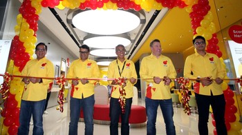Peresmian ini dilakukan oleh (ki-ka) SVP Head of Region Outer Jakarta Eric Danari, SVP Head of Circle Jabotabek Chandra Pradyot Singh, SVP Head of National Sales IM3 Gede Krishna Jaya, EVP Head of Marketing IM3 Alistair Johnston, dan SVP Head of Region Inner Jakarta Shatya Framudia, Rabu (7/3).