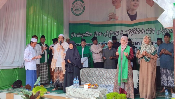 Istri Ganjar (pakai selendang hijau) saat berada di Banten (Bahtiar/detikcom)