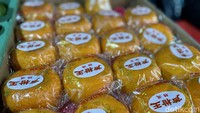Selain jeruk, banyak juga lapak yang menawarkan kue khas Imlek. Salah satunya bisa mampir ke Toko Edgar yang menawarkan kue keranjang. Foto: detikcom