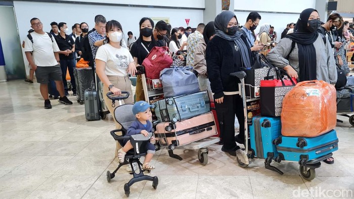 Kepadatan penumpang terjadi di Bandara Soekarno-Hatta, Banten, jelang libur panjang. Begini potretnya.