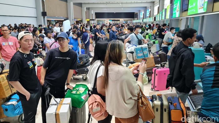 Kepadatan penumpang terjadi di Bandara Soekarno-Hatta, Banten, jelang libur panjang. Begini potretnya.