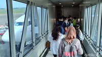 Warga pun terbang ke sejumlah kota untuk mudik atau berlibur. 
