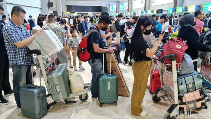 Kepadatan penumpang terjadi di Bandara Soekarno-Hatta, Banten, jelang libur panjang. Begini potretnya.