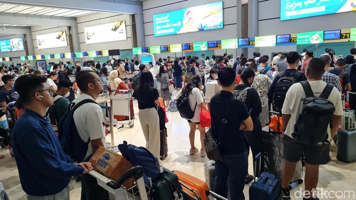 Kepadatan penumpang terjadi di Bandara Soekarno-Hatta, Banten, jelang libur panjang. Begini potretnya.