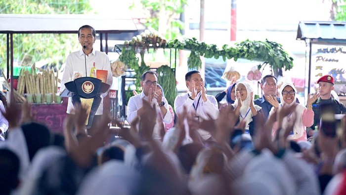 Jokowi bersilaturahmi dengan nasabah PNM Mekaar di Lapangan Lima Puluh, Batubara, Sumatra Utara, Rabu (7/2/2024).