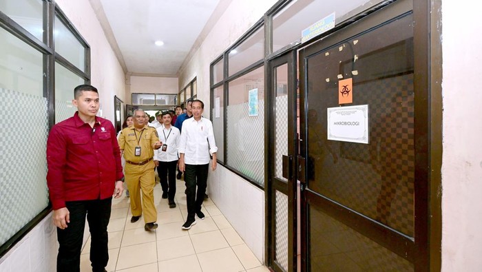 Jokowi meninjau fasilitas dan pelayanan kesehatan di RSUD Dr. H. Kumpulan Pane di Kota Tebing Tinggi, Sumatra Utara.