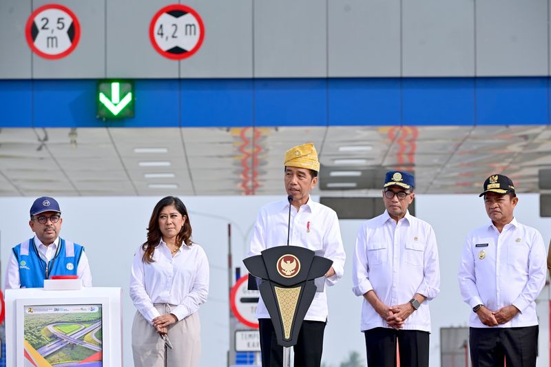 Kemunculan Menteri Basuki lagi bersama Jokowi