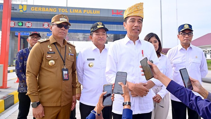 Jokowi saat memberi keterangan pers di Batubara, Sumut.