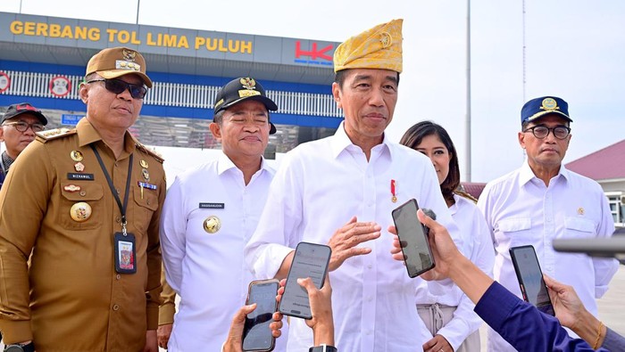 Jokowi usai peresmian Jalan Tol Indrapura, Sumatera utara.
