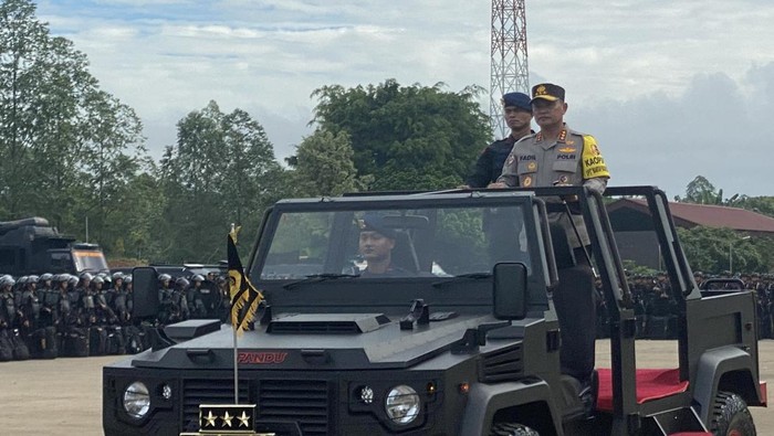 Kabarhakam Polri Komjen Fadil Imran pimpin apel pengamanan pemilu di Satuan Latihan (Satlat) Brimob Polri, di Cikeas, Bogor, Jawa Barat (Jabar).