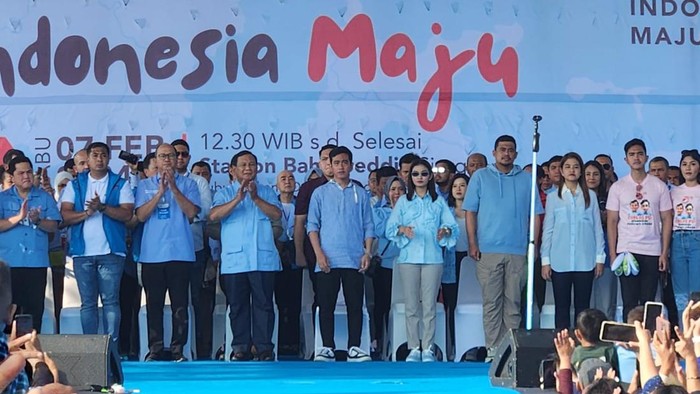 Kaesang berbaju pink di kampanye akbar Prabowo-Gibran