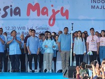 Kaesang Berbaju Pink Saat Hadiri Kampanye Akbar Prabowo-Gibran di Sumut