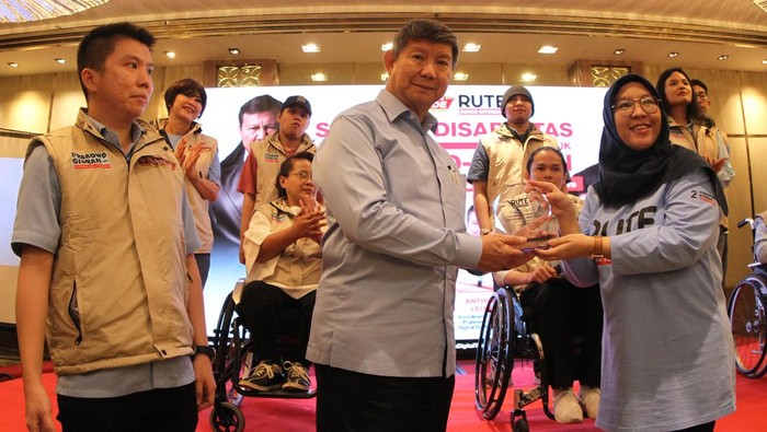 Kala Sahabat Disabilitas Dukung Prabowo-Gibran Ketua Relawan Ruang Interaksi (RUTE)/Aktivis Tuli, Putri Santoso, mengajarkan bahasa isyarat dukungan kepada Prabowo-Gibran ke Dewan Pengarah TKN Prabowo-Gibran.