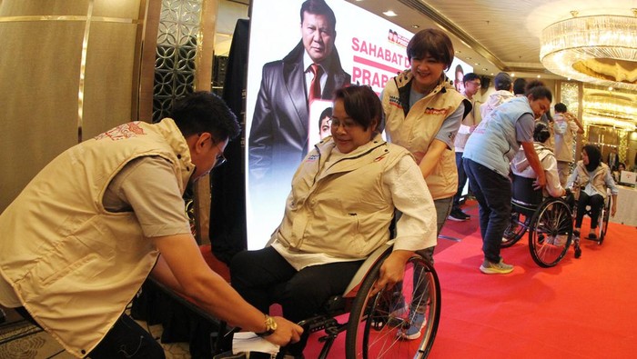 Kala Sahabat Disabilitas Dukung Prabowo-Gibran Ketua Relawan Ruang Interaksi (RUTE)/Aktivis Tuli, Putri Santoso, mengajarkan bahasa isyarat dukungan kepada Prabowo-Gibran ke Dewan Pengarah TKN Prabowo-Gibran.