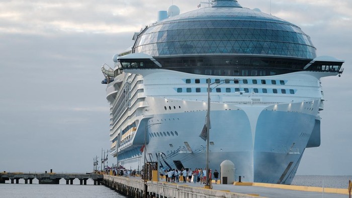 Royal Caribbean's Icon of the Seas, the largest cruise ship in the world, is docked at Costa Maya Cruise Port, in the village town of Mahahual, Quintana Roo state, Mexico, February 6, 2024. REUTERS/Paola Chiomante