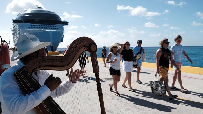Kapal Pesiar Terbesar di Dunia Bersandar di Meksiko Royal Caribbean's Icon of the Seas, the largest cruise ship in the world, is docked at Costa Maya Cruise Port, in the village town of Mahahual, Quintana Roo state, Mexico, February 6, 2024. REUTERS/Paola Chiomante