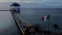 Icon of the Seas Royal Caribbean, kapal pesiar terbesar di dunia, berlabuh di Costa Maya Cruise Port, di kota desa Mahahual, negara bagian Quintana Roo, Meksiko, Selasa (6/1/2024).