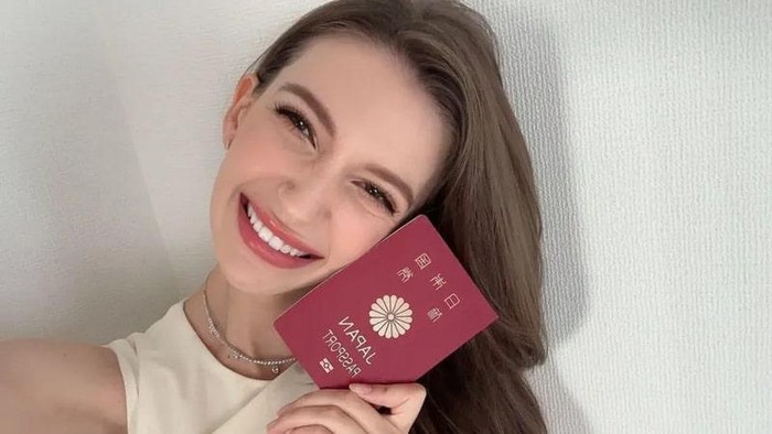 Karolina Shiino dengan bangga mengumumkan di media sosial bahwa dia menjadi warga negara Jepang berkat naturalisasi pada 2022 (Instagram)
