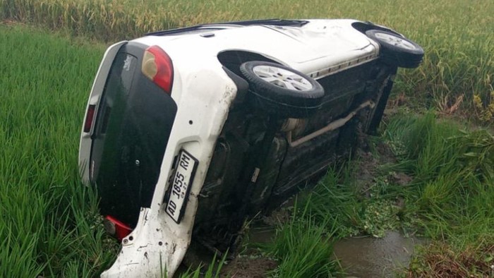 Mobil Ayla Masuk sawah di desa karanglo, Klaten Selatan.