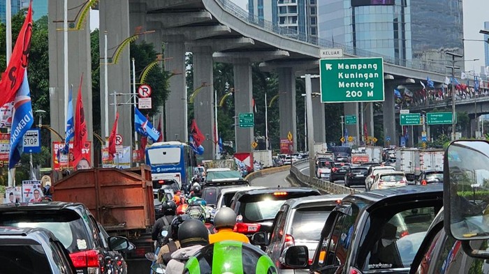 Kemacetan di Jalan Gatot Subroto arah Kuningan Jaksel pada Rabu (7/2/2024)-(Herianto/detikcom)
