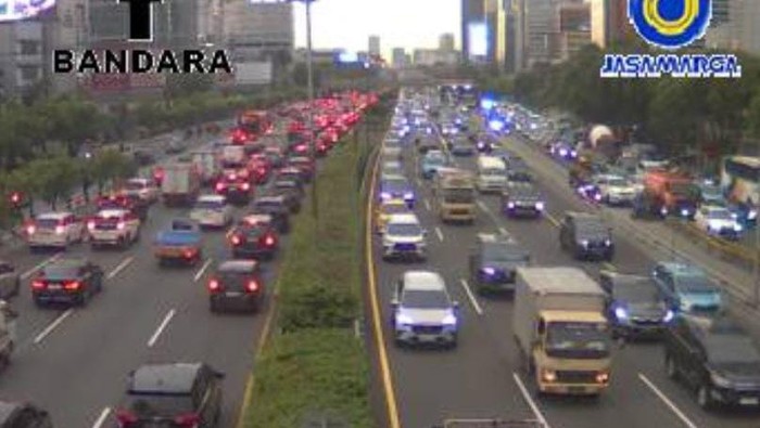 Kemacetan di ruas Tol Dalam Kota pada Rabu (7/2/2024)-(dok. Travoy)