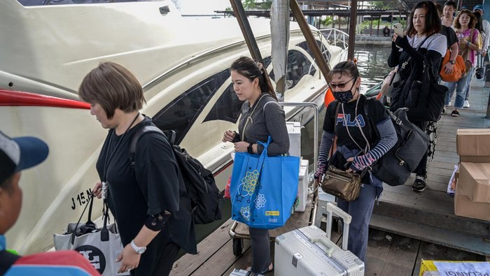 Kesibukan Penyeberangan Kapal di Dermaga Marina Ancol Sejumlah penumpang berjalan menuju kapal penyeberangan Kepulauan Seribu di Dermaga Marina Ancol, Jakarta, Rabu (7/2/2024). Pihak pengelola manyatakan aktivitas penyeberangan masyarakat lokal maupun wisatawan di dermaga tersebut mencapai 200 penumpang di hari biasa dan 1.000 penumpang pada hari libur dengan tarif kapal pergi-pulang Rp260 ribu hingga Rp460 ribu tergantung tujuan pulau di Kabupaten Kepulauan Seribu. ANTARA FOTO/Bayu Pratama S/Spt.
